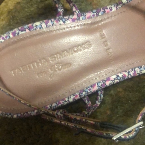 $95 LN TABITHA SIMMONS FLORAL SANDALS - Picture 3 of 8